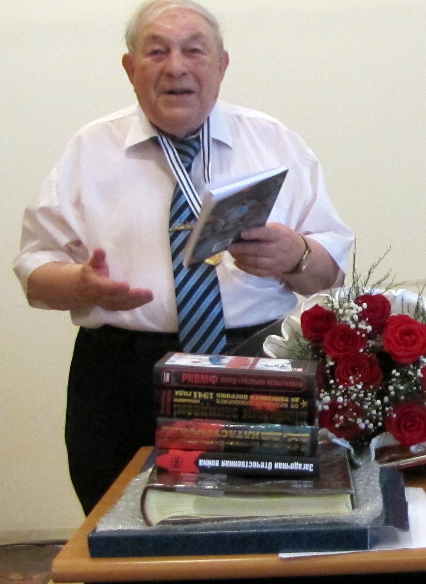 Абрам Гринзайд читает поздравления